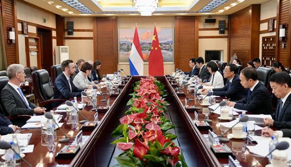 张柱与荷兰粮食安全、渔业及园艺大臣埃尔肯斯共同主持召开中荷农业高级别工作组第二十一次会议